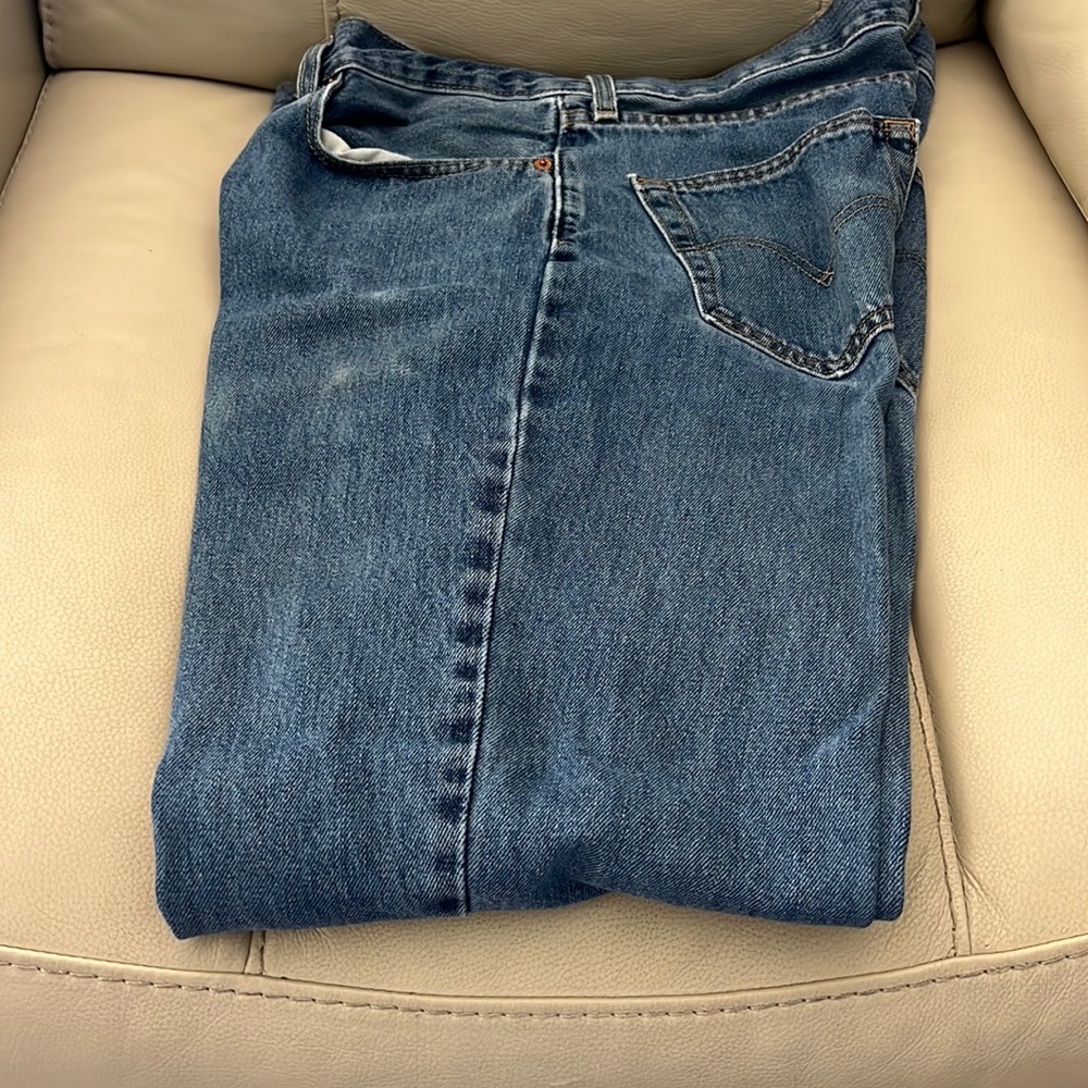 LEVI STRAUSS & Ca
SAN FRANCISCO
CAL mens jean 550 size 34W-32L used have flaws
